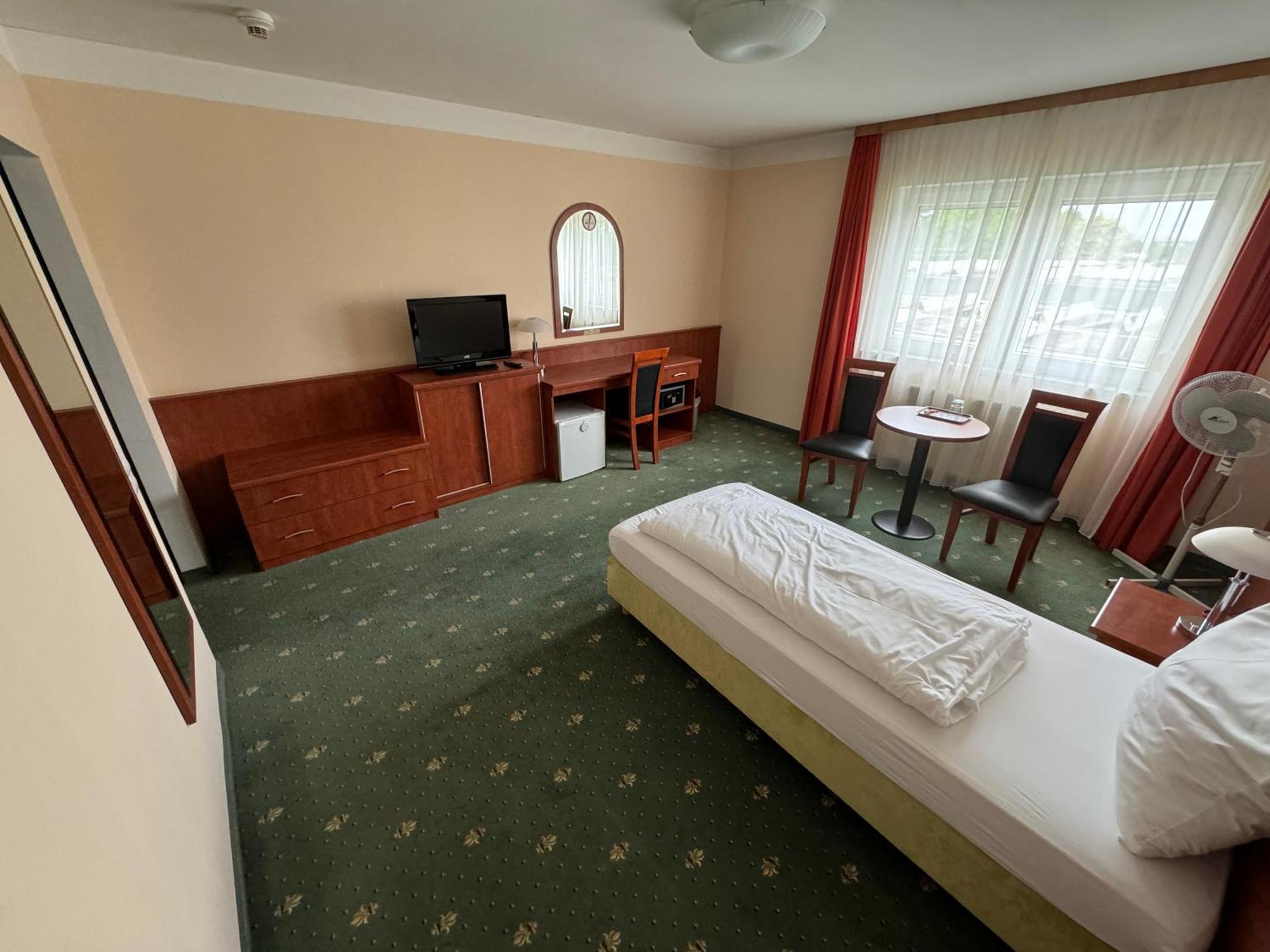 Hotel Breitenlee Вена Экстерьер фото