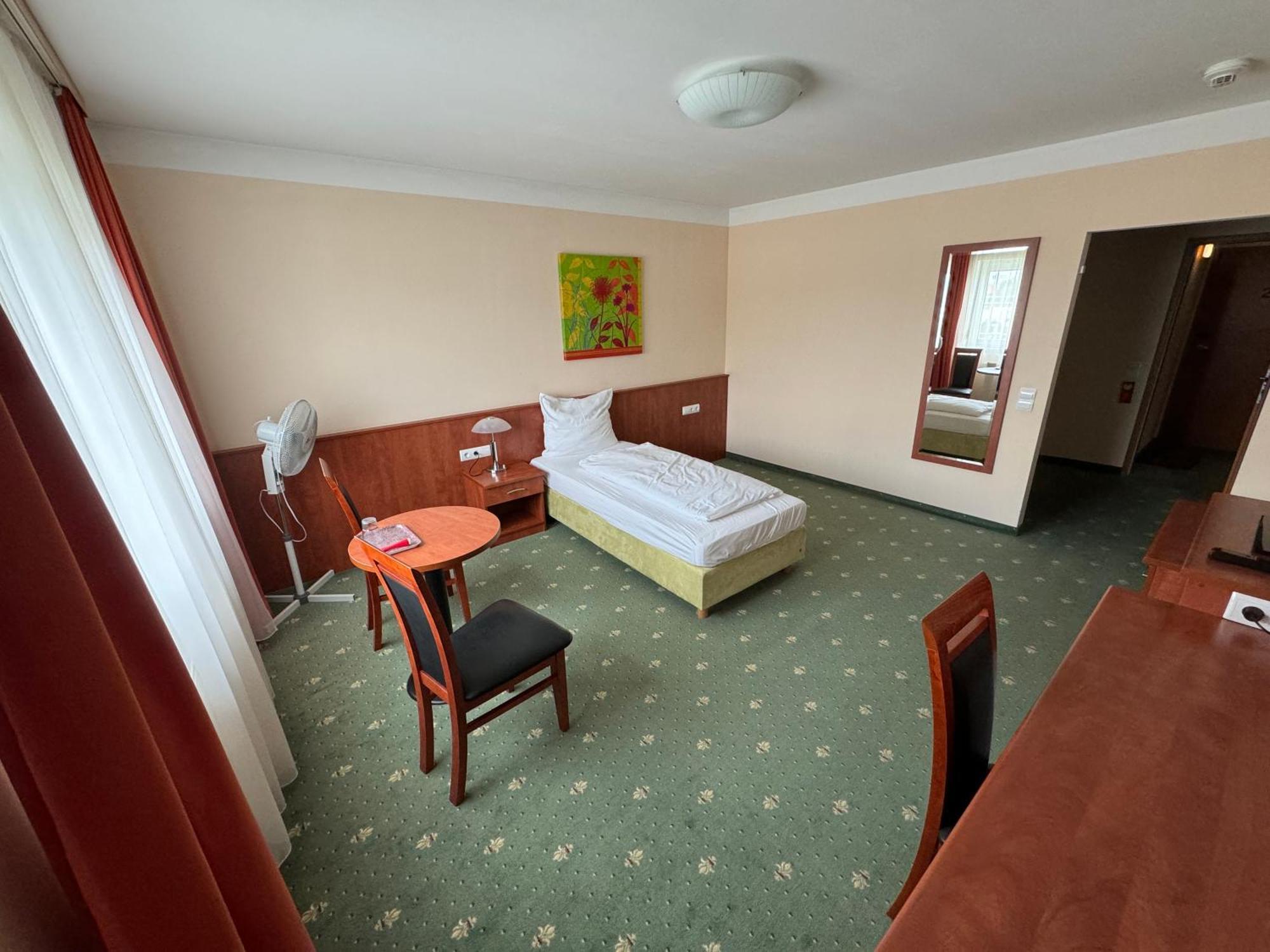 Hotel Breitenlee Вена Экстерьер фото