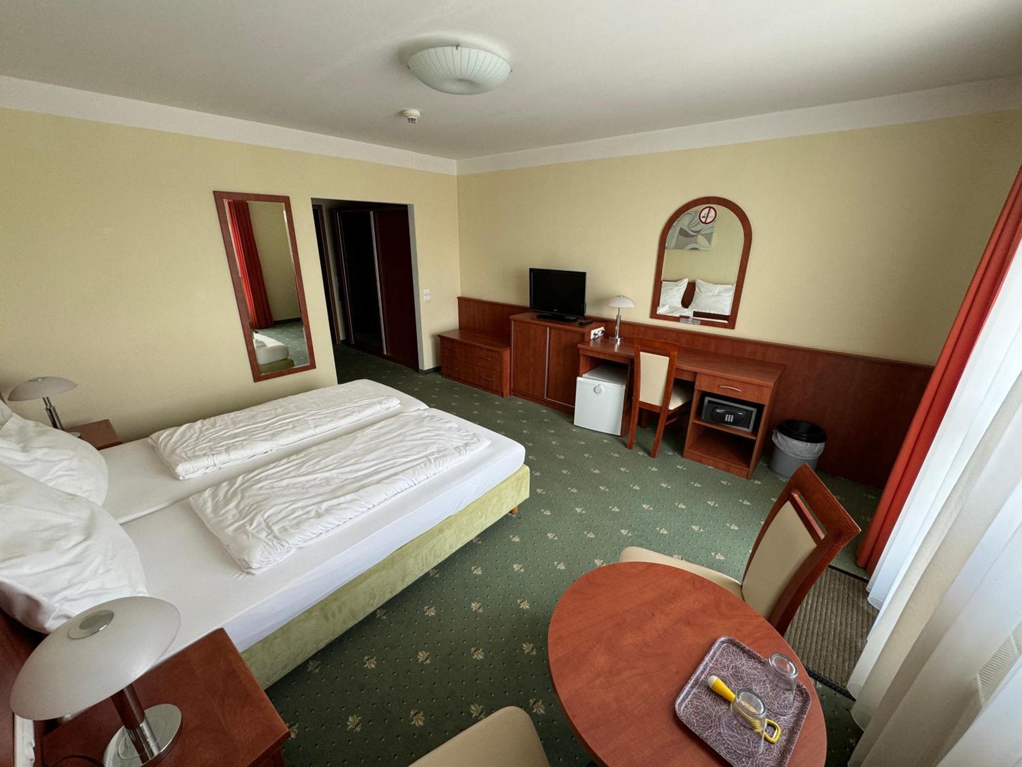 Hotel Breitenlee Вена Экстерьер фото