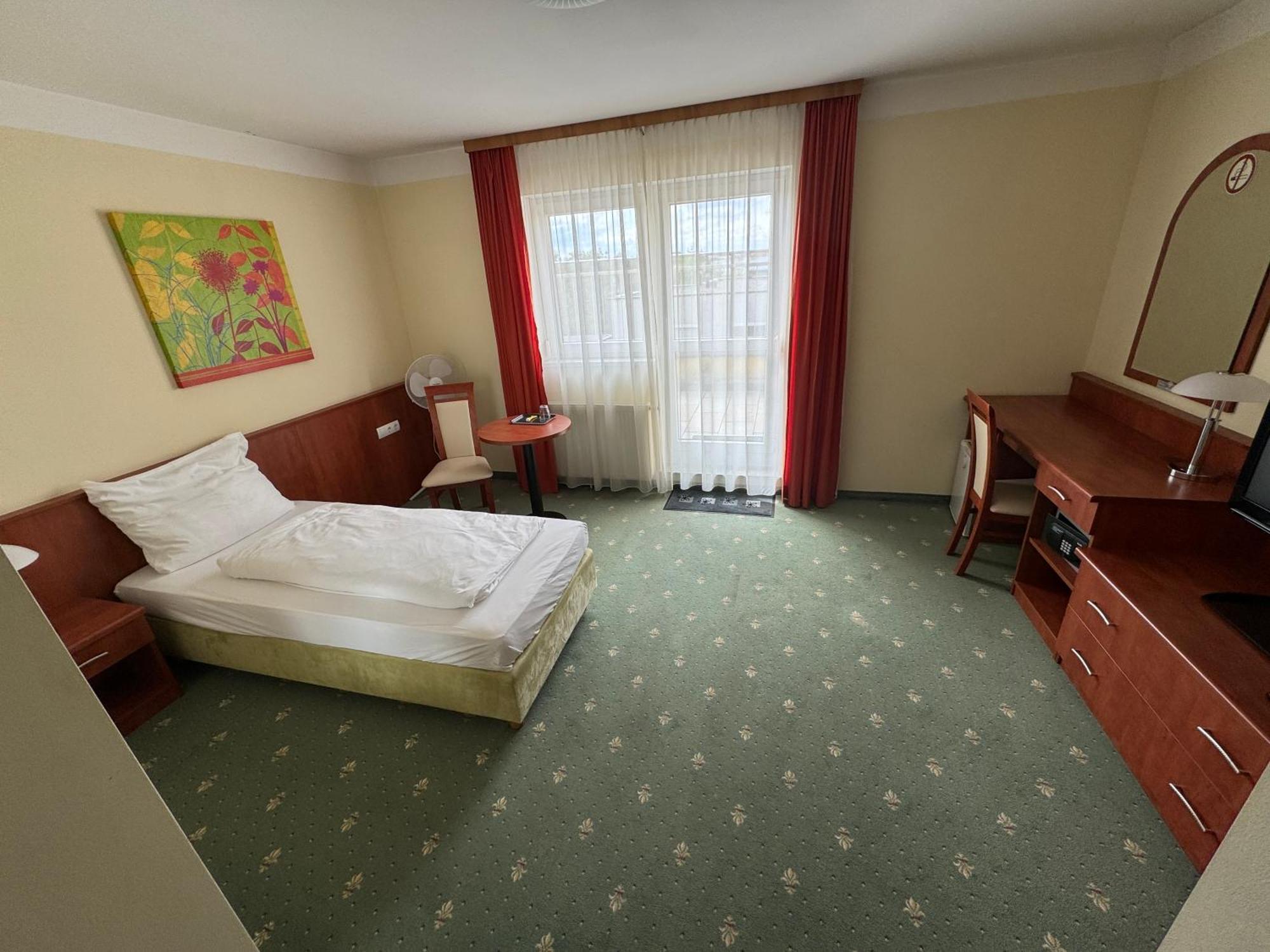Hotel Breitenlee Вена Экстерьер фото
