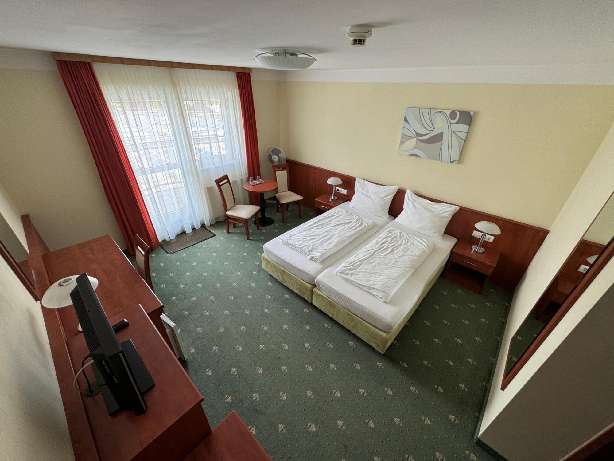 Hotel Breitenlee Вена Экстерьер фото