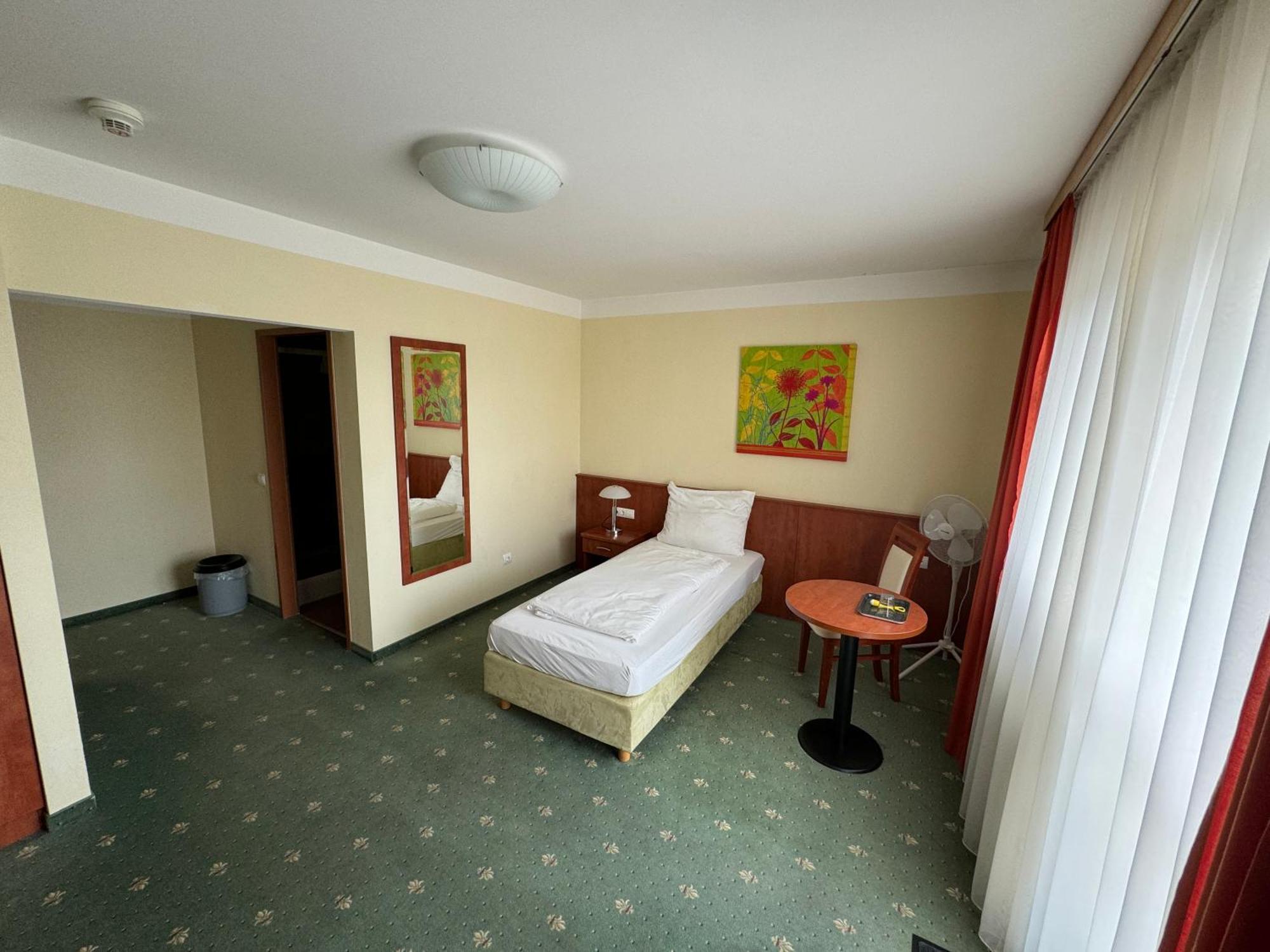 Hotel Breitenlee Вена Экстерьер фото