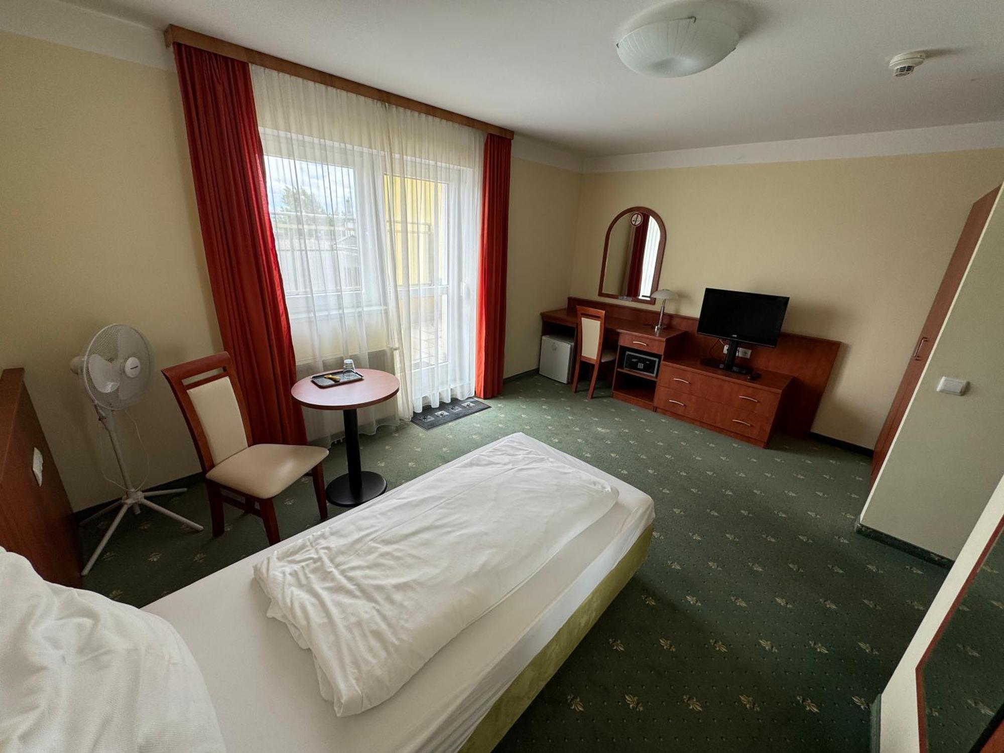 Hotel Breitenlee Вена Экстерьер фото