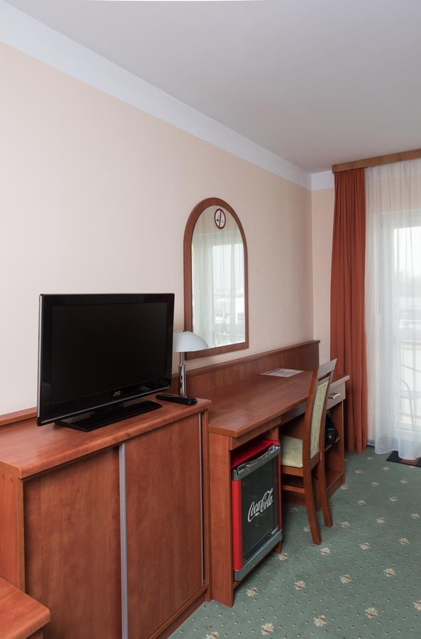 Hotel Breitenlee Вена Экстерьер фото